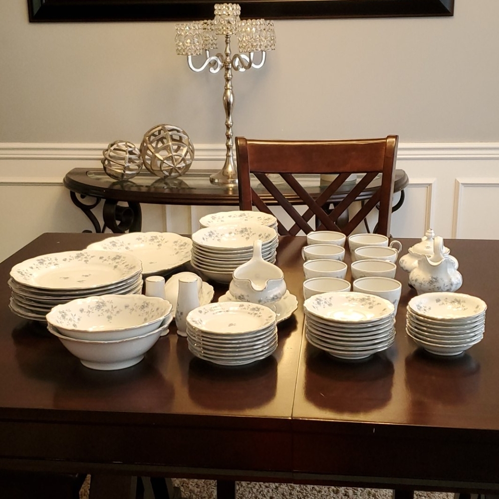 Beautiful Baverian 81 Piece Dinnerware ❤